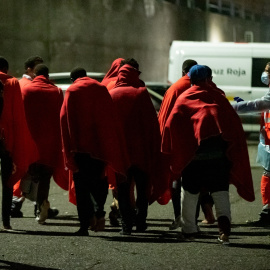 Decenas de migrantes rescatados por Salvamento Marítimo llegan al Muelle de Arguineguín, Gran Canaria, el 14 de febrero de 2023, en Gran Canaria.