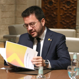 El president de la Generalitat, Pere Aragonès, amb l'informe dels experts de l'acord de claredat.