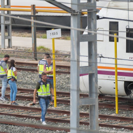 La policía junto a los dos trenes donde se ha localizado el cádaver, cerca de la estación de Santa Justa, a 16 de octubre de 2023, en Sevilla