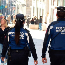 Imagen de archivo de una pareja de agentes de la Policía Municipal.