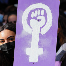 25/11/2021 Una alumna de la Universidad de Santiago con un cartel feminista durante una sentada feminista