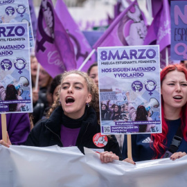 Varias mujeres con pancartas durante una manifestación convocada por el Sindicato de Estudiantes y ‘Libres y Combativas’, por el 8M, a 8 de marzo de marzo de 2023, en Madrid.