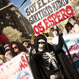 Varias personas marchan en la manifestación convocada por entidades sociales, profesionales de la sanidad y organizaciones sindicales por la defensa del sistema sanitario público madrileño, a 26 de marzo de 2023, en Madrid (España).