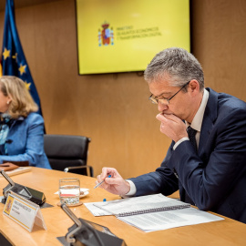 El gobernador del Banco de España, Pablo Hernández de Cos, y la vicepresidenta segunda y ministra de Asuntos Económicos, Nadia Calviño, durante un encuentro con representantes de entidades financieras en Madrid. E.P./Gabriel Luengas