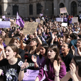 8-3-2023 Milers de feministes a la plaça Sant Jaume de Barcelona