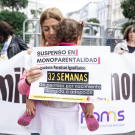 29/9/22 Madres en solitario se concentran ante el Congreso de los Diputados para reclamar medidas de apoyo para familias monoparentales