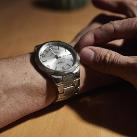 Un hombre cambia las manecillas de un reloj a las 3 horas, en Madrid