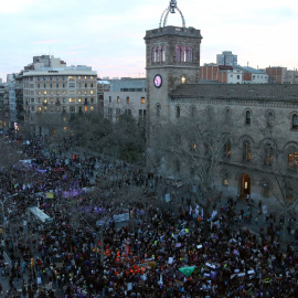 Una imatge de l'inici de la manifestació feminista del 8M a la plaça Universitat de Barcelona