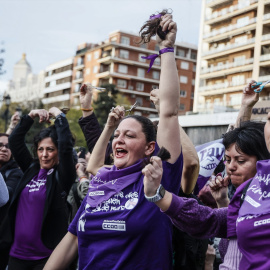 Varias mujeres realizan una acción colectiva de corte de pelo 'Tisorada al patriarcat', a 8 de marzo de marzo de 2023, en Valencia, País Valencià (España).