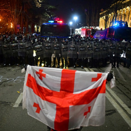 09/03/2023. Un manifestante que porta la bandera de Georgia encara a la Policía, a 9 de marzo de 2023.