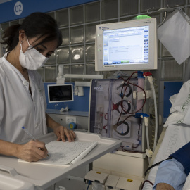 Una sanitaria atiende a un paciente en el Hospital Clinic de Barcelona.