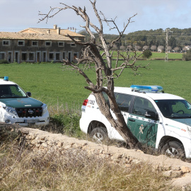 Imagen de archivo de dos coches de la Guardia Civil aparcados, a 7 de marzo de 2023.