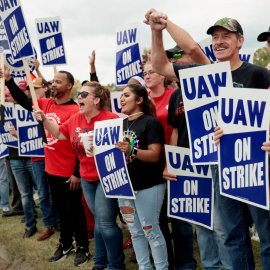 Miembros en huelga de United Auto Workers (UAW) de la planta Delta de General Motors Lansing en Delta Township, Michigan, EE. UU., 29 de septiembre de 2023.