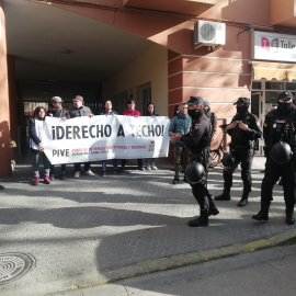 Un grupo de personas se concentra para impedir el desahucio de Antonio y Pilar, matrimonio sexagenario residente en Sevilla, a 24 de febrero de 2023.