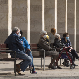 Varios ancianos sentados en un banco de la Gran Vía durante el segundo día de confinamiento perimetral por la crisis del Covid-19, en Logroño, La Rioja, (España), a 24 de octubre de 2020.