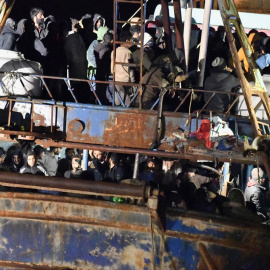 Llega a las costas italianas (Crotone) el barco rescatado con 500 migrantes a bordo.