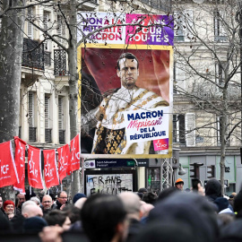 12/03/2023. Manifestantes en París protestan contra el Gobierno de Macron, a 11 de marzo de 2023.