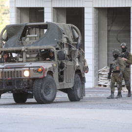 Tropas israelíes inspeccionan la zona donde un tiroteo se ha saldado con la vida de tres palestinos.