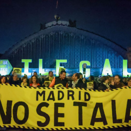 Vecinos madrileños manifestándose en Atocha por la tala de árboles que supone la ampliación de la línea 11 del Metro de Madrid. Fotografía cedida por Diego Vítores