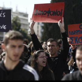 Los estudiantes sostienen pancartas durante una protesta tras el accidente de tren mortal, en Atenas, Grecia.