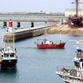 Barcos amarrados en el puerto de Santoña, a 25 de marzo de 2022, en Santoña, Cantabria (España).