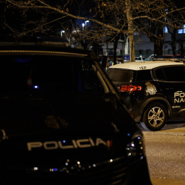 Imagen de archivo de varios coches de la Policía Nacional en Madrid, a 10 de febrero de 2022.