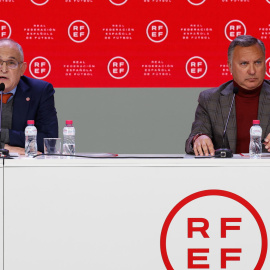 El secretario general de la RFEF, Andreu Camps (i), y el presidente del Comité Técnico Arbitral, Luis Medina Cantalejo (d), comparecen ante los medios por el 'caso Negreira' este 2 de marzo de 2023.