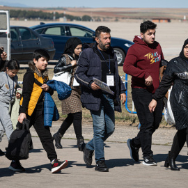 Llegada de ochenta y nueve refugiados sirios afectados por el terremoto que afectó a Turquía, procedentes de distintas zonas de ese país, que han aterrizado este sábado en la base aérea de Torrejón de Ardoz (Madrid) para ser acogidos por España. EF