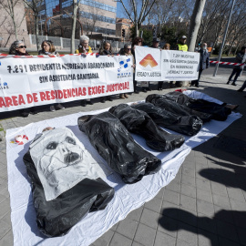 04/03/2023. Varias personas en una protesta por los fallecimientos de mayores durante la pandemia, a 2 de marzo de 2023, en Madrid.