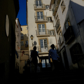 Varias personas caminan por el barrio de Alfama (Lisboa), uno de los más turísticos de la capital de Portugal, en febrero de 2023.