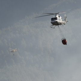 Los helicópteros que trabajan en la extinción del incendio forestal que afecta a la provincia de Castelló.