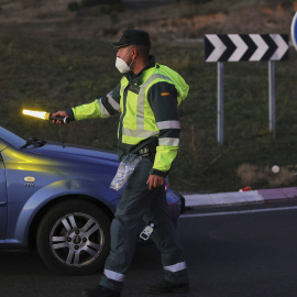 Un agente detiene a un coche durante un control de la Guardia Civil un día antes de la Operación de Nochevieja, en la carretera A-1, a 30 de diciembre de 2021, en Madrid.