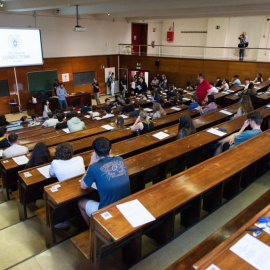 Varios alumnos en un aula de la Facultad de Derecho el día que da comienzo las pruebas de acceso a la universidad del año 2022, en la Facultad de Derecho de la Universidad Complutense de Madrid, a 6 de junio de 2022, en Madrid (España).