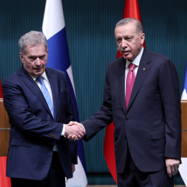 El presidente turco, Recep Tayyip Erdogan (derecha), le da la mano al presidente finlandés, Sauli Niinisto (izquierda), después de una conferencia de prensa conjunta celebrada en Ankara, el 17 de marzo de 2023.