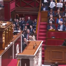 Los parlamentarios de Francia cantan la Marsellesa a pleno pulmón para protestar contra la reforma de Macron