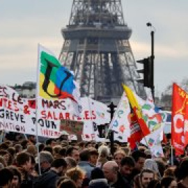 Bloqueos y disturbios en París contra la reforma de las pensiones de Macron