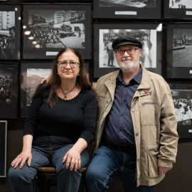 Maribel Ferrándiz y Pepus Ferrándiz posan durante la presentación de una querella por torturas durante el franquismo, en Casal de Barri Prosperitat, a 14 de noviembre de 2023, en Barcelona, Catalunya.—David Zorrakino / Europa Press