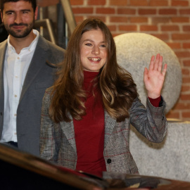 La Princesa Leonor de Borbón sale de la oficina Central de Cruz Roja Española el 15 de diciembre de 2023.