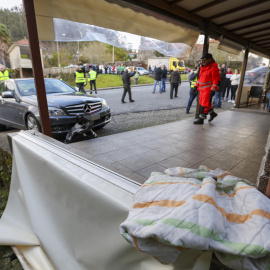 Vista del lugar en el que el conductor de un turismo ha atropellado este viernes a cuatro personas que estaban sentadas en la terraza de un establecimiento en Vilaboa (Pontevedra)