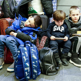 18/03/2023. Niños ucranianos refugiados descansan en la estación de tren de Cracovia, a 9 de marzo de 2022.