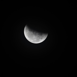 08-11-22 Un eclipse lunar total visto en medio del cielo nublado en Katmandú, Nepal.