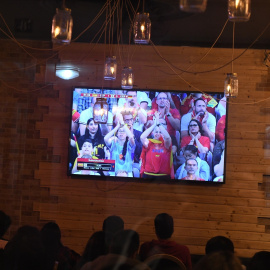 Aficionados disfrutan del partido de fútbol entre España y Alemania del Mundial de Qatar 2022, en un bar, a 27 de noviembre de 2022, en Madrid, (España). Archivo.