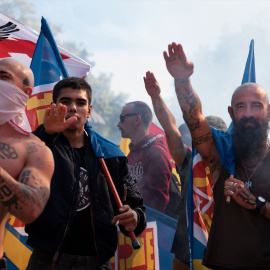 12 October 2022, Spain, Barcelona: Neo-Nazis make the fascist salute at a rally of right-wing extremists on the Spanish national holiday.