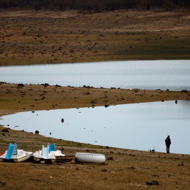 Imagen del Lago de Montbel, en los Pirineos franceses, casi sin agua por la sequía invernal que amenaza a la zona, en marzo de 2023.