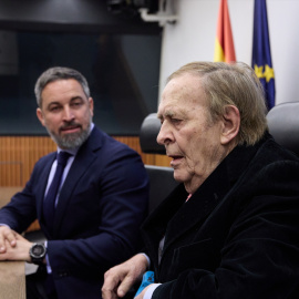 El presidente de VOX, Santiago Abascal (i), y el candidato de la moción de censura, el profesor Ramón Tamames (d), a su llegada a una comparecencia ante los medios en el Congreso de los Diputados, a 16 de marzo de 2023, en Madrid (España).