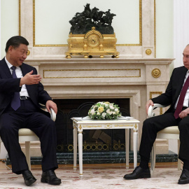 El presidente ruso Vladimir Putin y el presidente chino Xi Jinping asisten a una reunión en el Kremlin en Moscú, Rusia, el 20 de marzo de 2023. Sputnik/Sergei Karpukhin/Pool vía REUTERS ATENCIÓN EDITORES