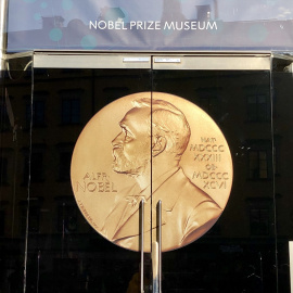 Una medalla del Premio Nobel que representa a Alfred Nobel adorna la puerta del Museo del Premio Nobel.