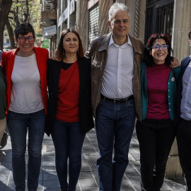 Los integrantes de la candidatura Unides Podem-Esquerra Unida posan tras una rueda de prensa, en la Societat Coral El Micalet, a 5 de abril de 2023.