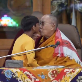 El Dalay Lama, Tenzin Gyatso, besa en la boca a un menor en un acto público.