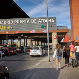 Varias personas con maletas llegando a la estación de Atocha-Almudena Grandes en una imagen de archivo.